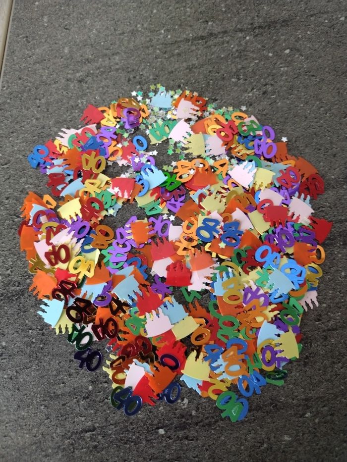 Confettis "40",gâteaux, petites étoiles et cœurs Neuf - photo numéro 2