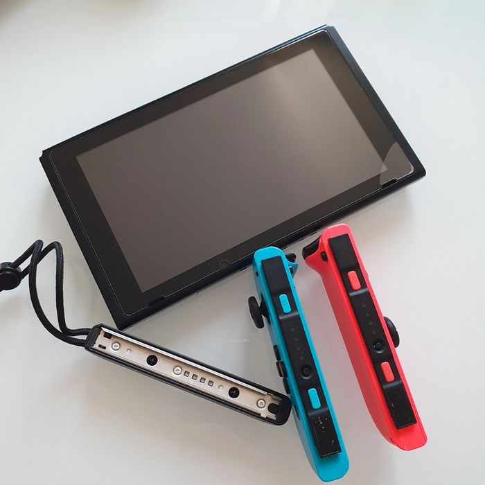 Switch complète + 2 jeux + 2 manettes - photo numéro 16