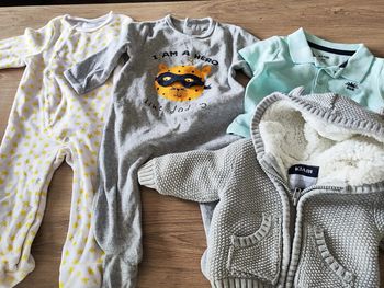 Lot de 2 pyjamas, un polo et une veste Kiabi et Vertbaudet  6 mois