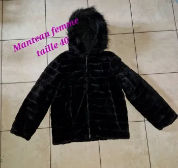 Manteau fausse fourrure taille 40