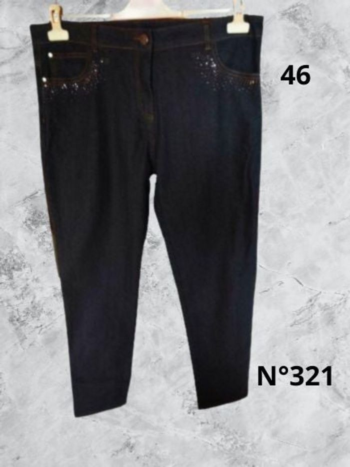 N°321 Jean bleu foncé T46. Taille haute, coupe droite.