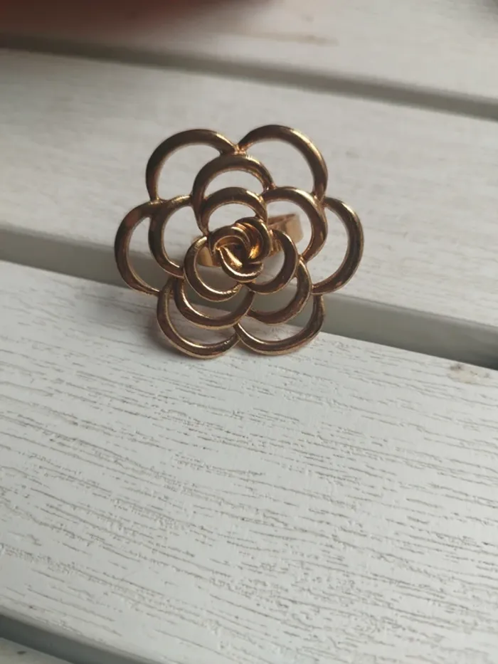 Bague fleur dorée ajustable