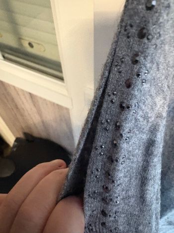 Pull gris découpes aux manches et clous