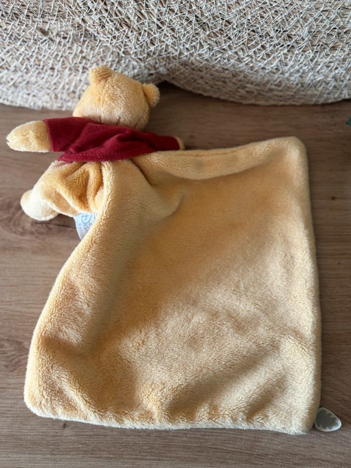 Doudou ours Winnie pull rouge abeille mouchoir jaune feuille Disney baby - photo numéro 3