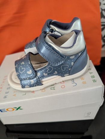 Sandales d'été fille. Taille 22. Neuf. Semelle intérieure en cuir. Geox 