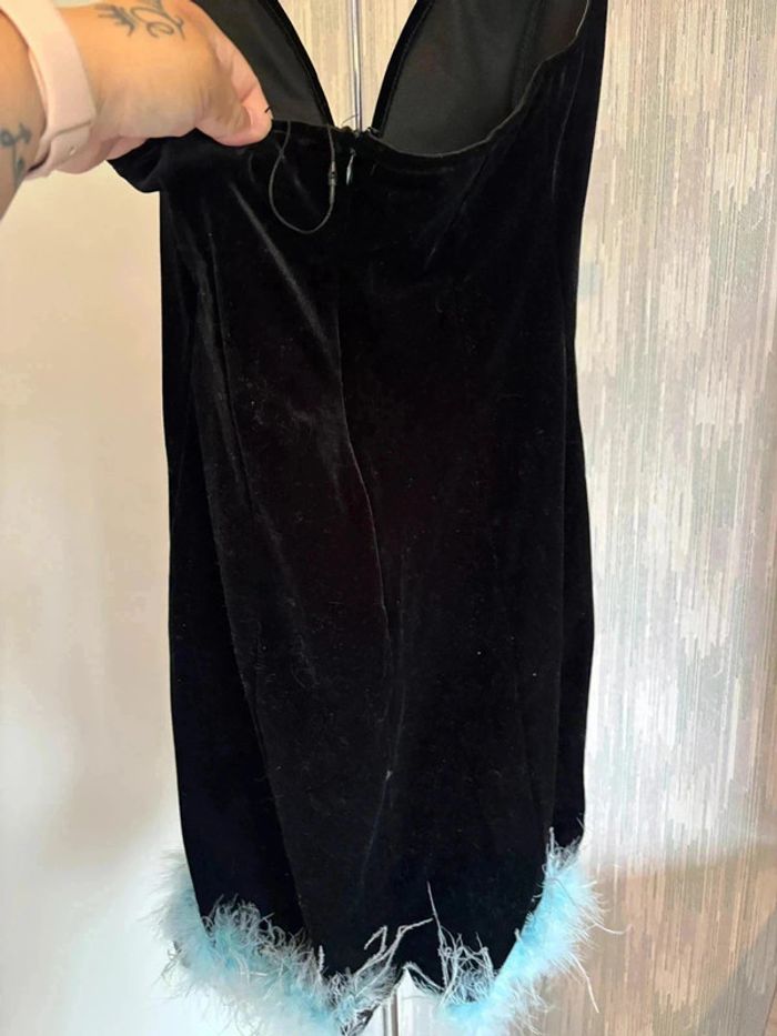 Robe noire Bershka en velours avec plumes - Taille 40 • - photo numéro 3