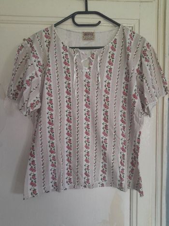 T-shirt blanc et fleuri de roses, marque Cocotier, taille 42/44