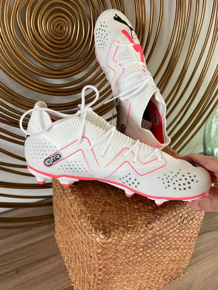 Crampons Puma neufs T38.5 - photo numéro 7