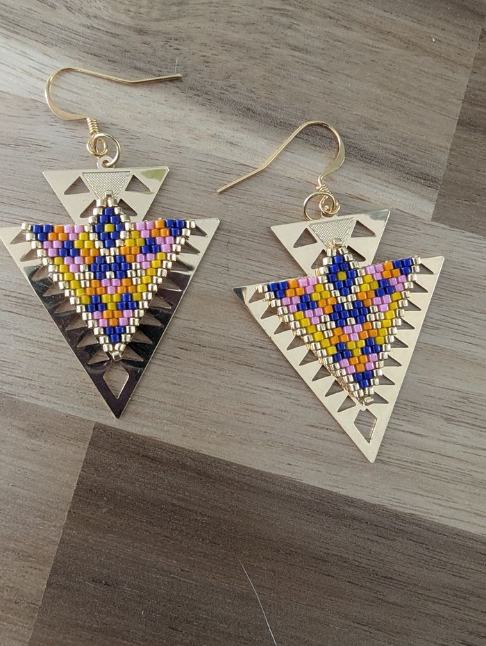 Boucles d'oreilles pendantes / triangle doré / aztèque /  bleu rose jaune et doré / miyuki / tissage - photo numéro 4