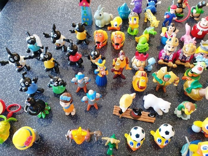 LOT DE 180 FIGURINES KINDER - PERSONNAGES, ANIMAUX, ETC - photo numéro 2