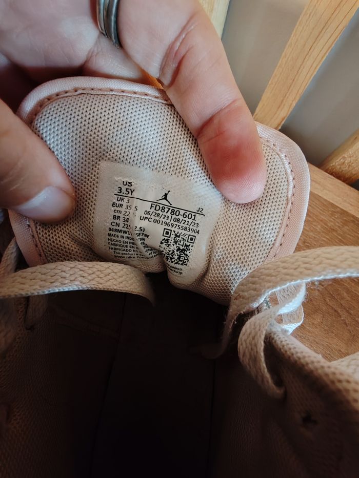 Baskets Nike Jordan montantes pointure 35.5 fille - photo numéro 3