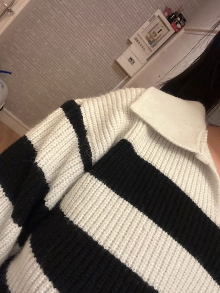 Pull crop top noir et blanc 👚 - photo numéro 4