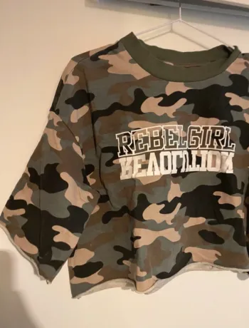 T-shirt cropped camouflage Rebel Girl– H&M – Taille S
