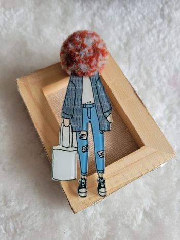 Petite femme et son sac tête en laine