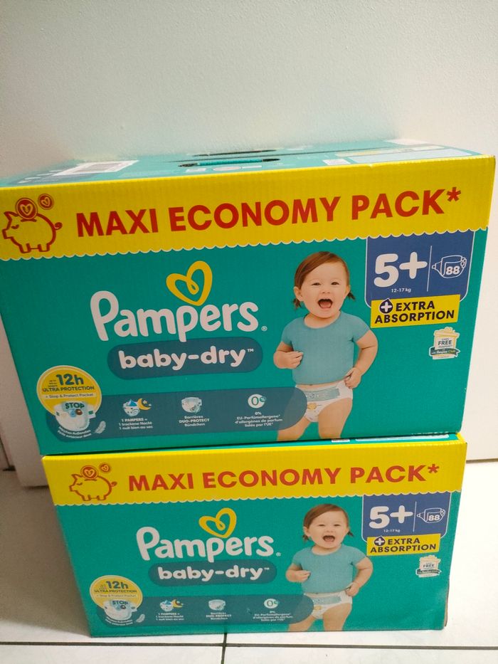 176  couches  Pampers  taille 5+