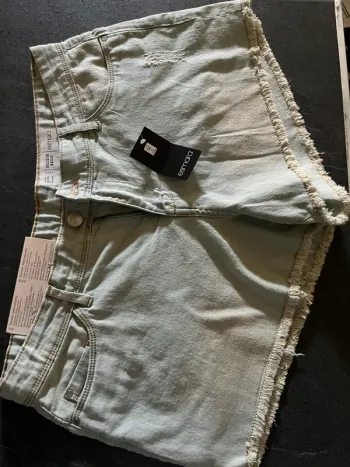 Short neuf