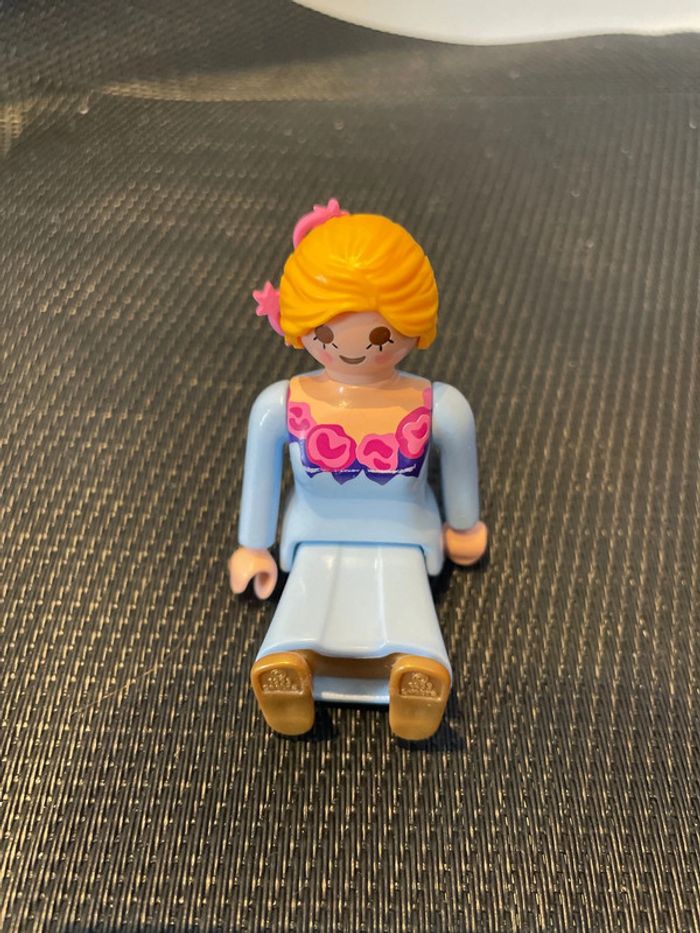 Playmobil figurine femme blonde robe bleue il en fleurs et accessoire cheveux - photo numéro 4