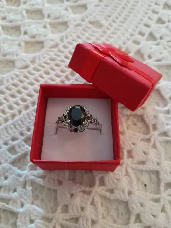 Bague, avec grande pierre noire, entourée de strass, taille 60