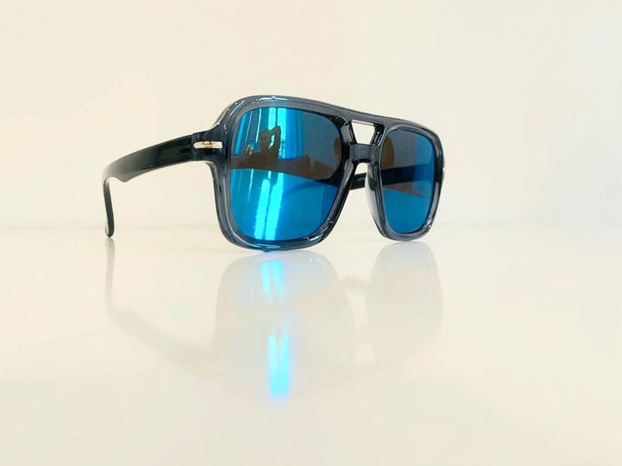 Lunette de soleil homme grise et noire verres bleus miroités uv protection catégorie 3 - photo numéro 3