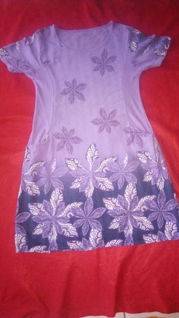 Jolie robe violette manches courtes