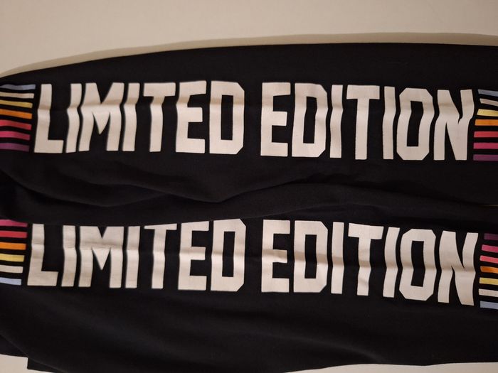 Legging noir à imprimé multicolore le long des jambes, idéal pour le soir - photo numéro 4