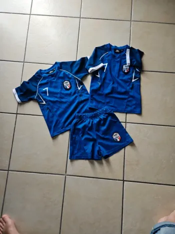 2 maillots + 1 short de foot France 3/4 ans