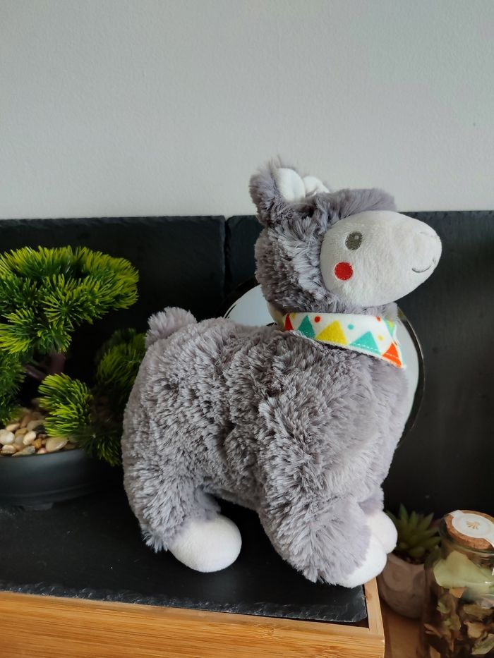 peluche lama alpaga gris blanc foulard triangle vert jaune orange nicotoy PE239