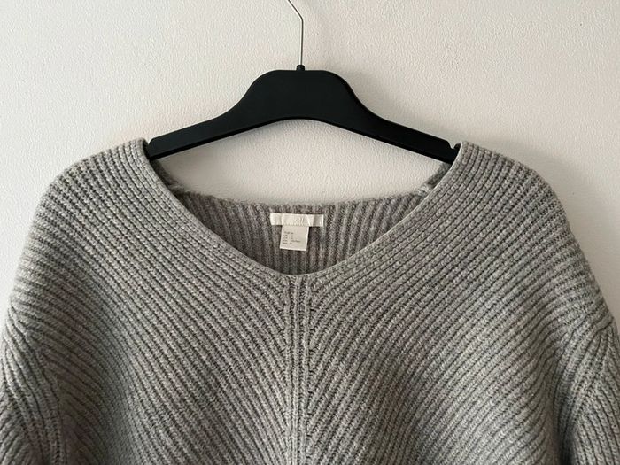 🩶 Magnifique pull à col V gris H&M Taille M 🩶 - photo numéro 2