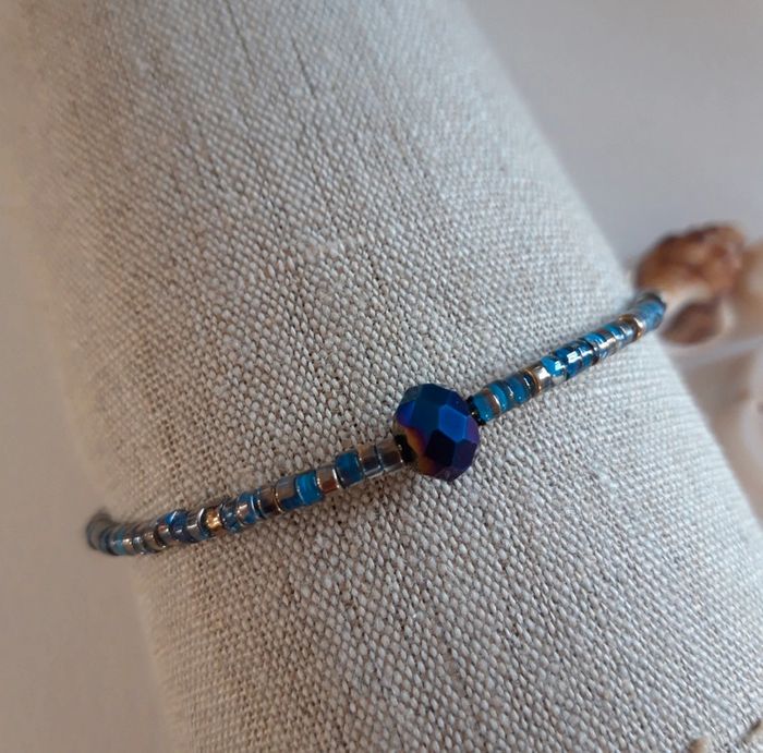 Bracelet en perles bleutées/dorées, perle à facettes bleue B43