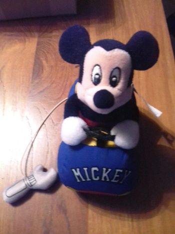 Disney - Petite peluche Mickey en voiture