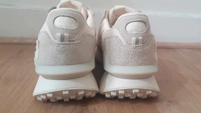 Baskets Fila beige/écru et blanc neuves jamais portées taille 37 - photo numéro 6