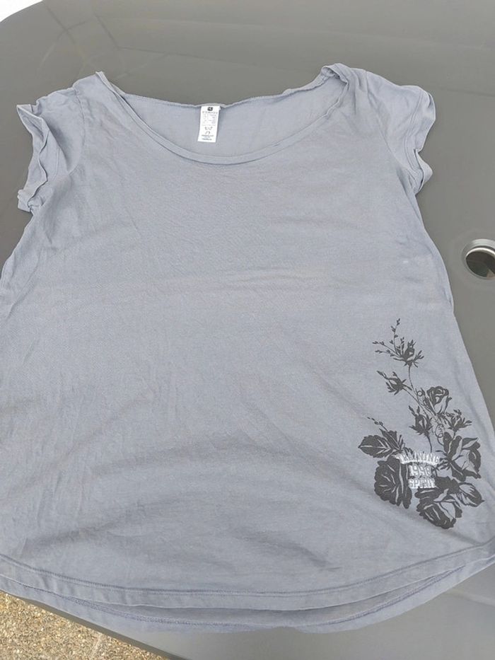 Tee short bleu gris fleur noire