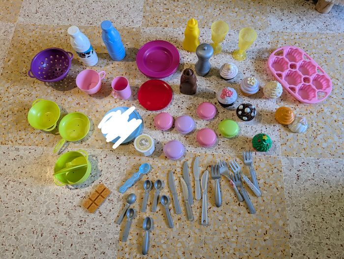 Lot de dinettes en plastique