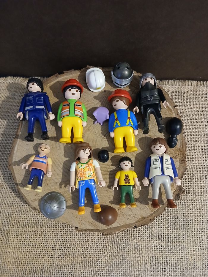 Lot de 15 playmobil et accessoires