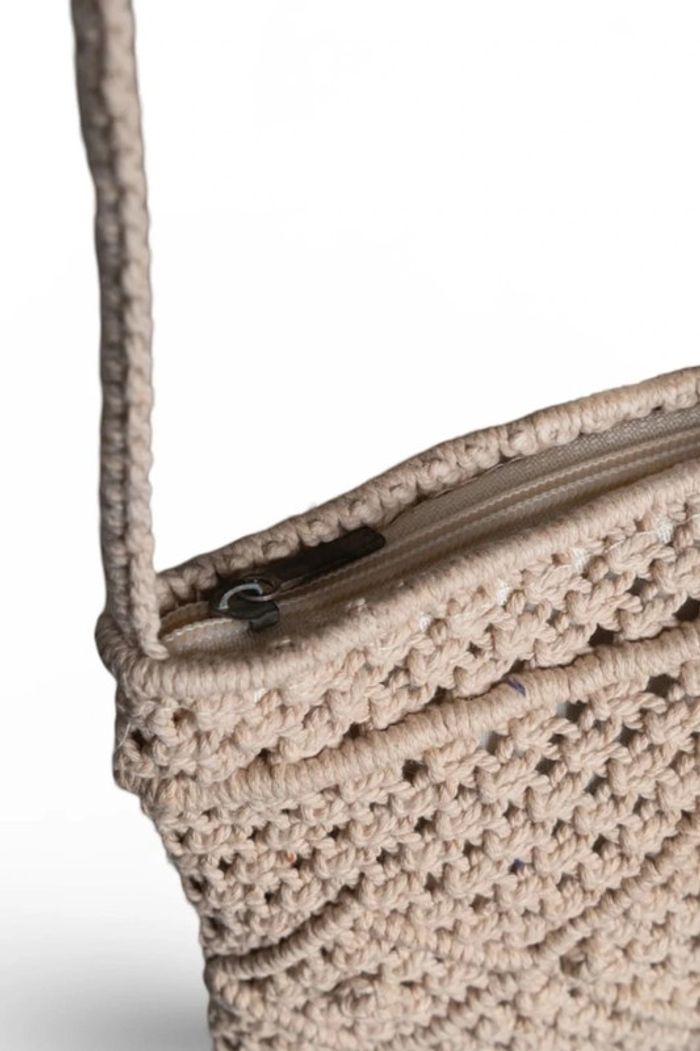 Sac bandoulière beige en macramé et franges • macramé crossbody bag with fringes - photo numéro 5