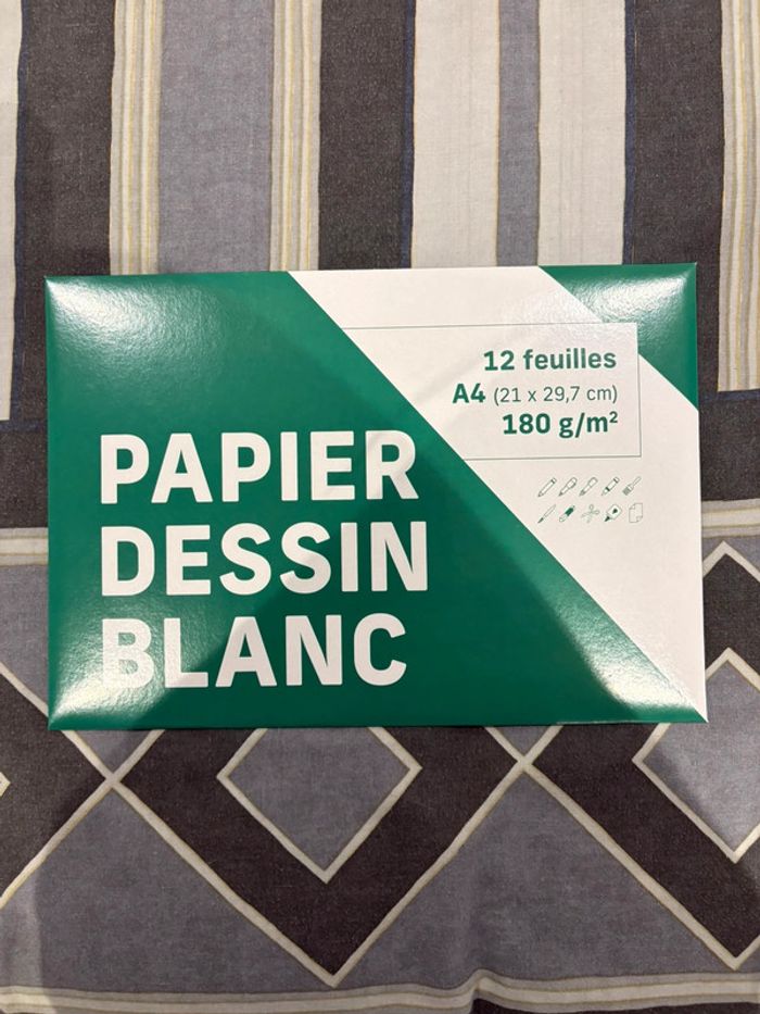 Pochette neuve de 12 papiers à dessin blanc