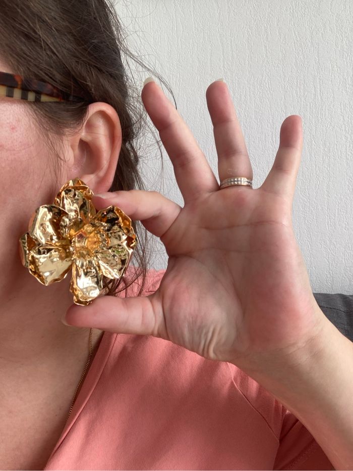Boucles d’oreilles NEUVES pour femme forme de fleurs 🌼 couleur dorée - photo numéro 2