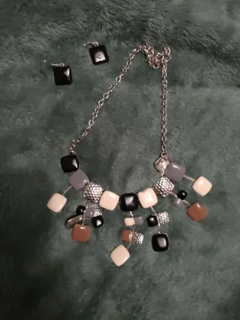 Collier et boucles d'oreilles