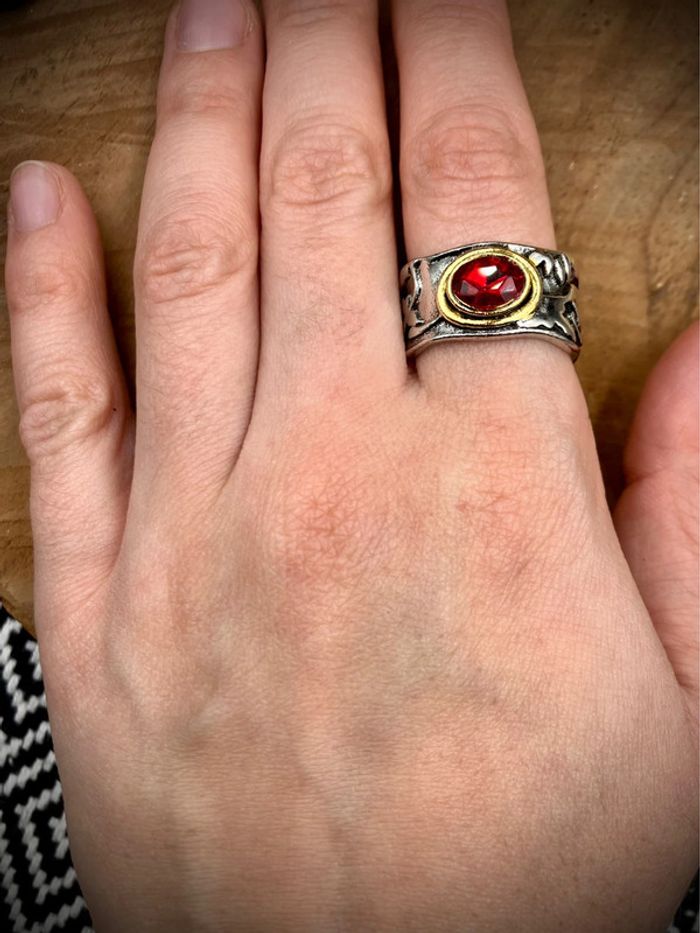 SOLDE -25% Bague en métal argenté et doré avec cabochon facetté rouge - photo numéro 2