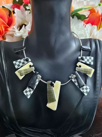 Collier avec ses formes en acier inoxydable