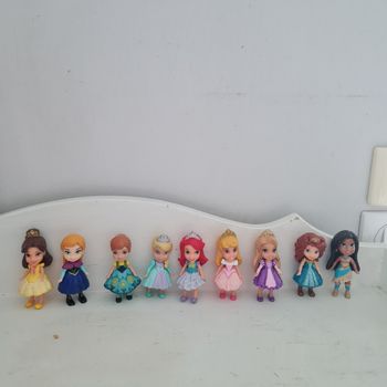 Magnifique lot de petites princesses disney 