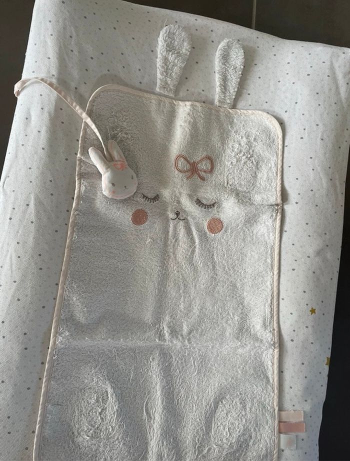 Matelas à langer avec housse lapin + 3 tapis de change - photo numéro 2