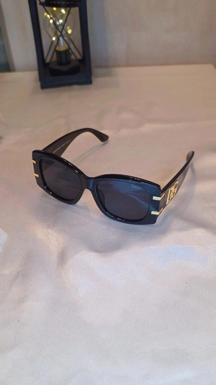 Ces lunettes arborent un style luxueux et affirmé - photo numéro 5