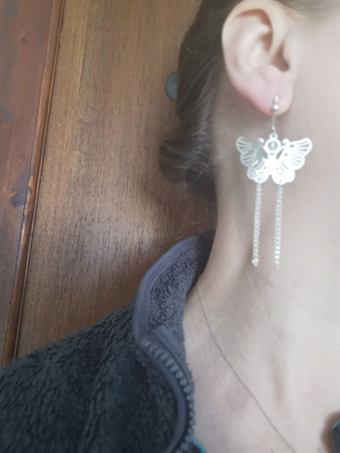 Boucles d'oreilles pendantes papillons et franges argentés - photo numéro 4