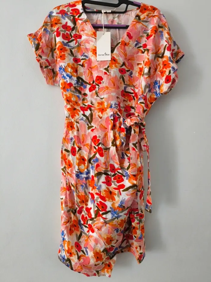 Robe portefeuille fleurie Cerise Blue – Taille S – Neuve avec étiquette