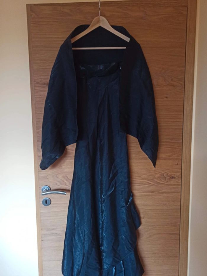 Robe de soirée avec son étole noire