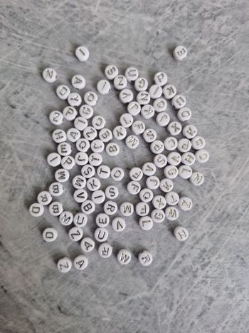 Perles blanches lettres argentées