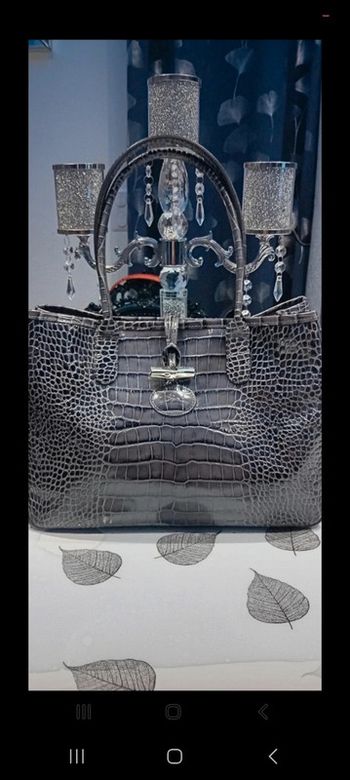 Sac longchamp grande capacité en porte épaule en cuir croco l état du sac en photo 
26x37x12