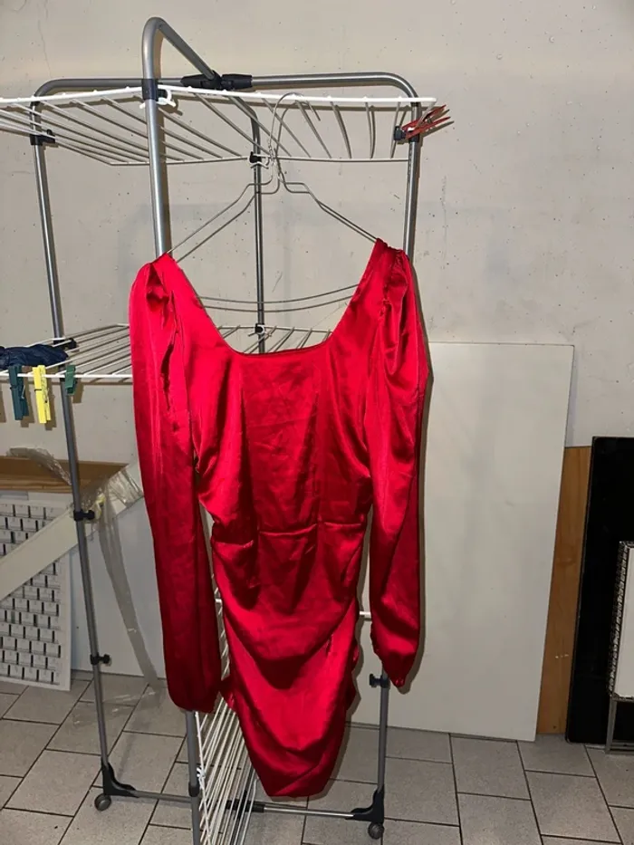 Robe en satin rouge col carré