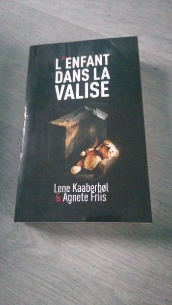L'enfant dans la valise